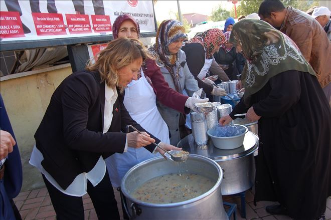 MHP Halka Aşure İkramı Yaptı