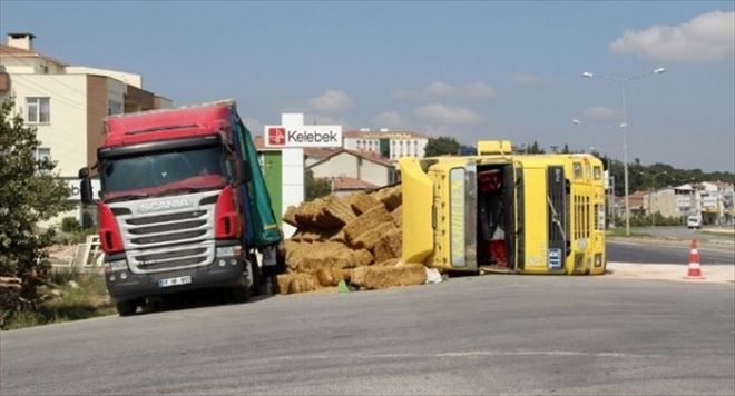 Saman Yüklü Tır Devrildi