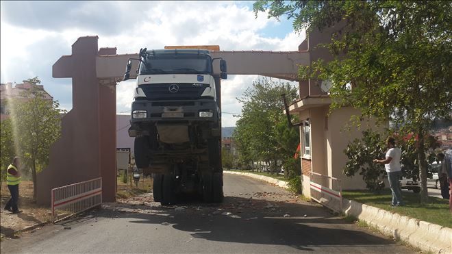 Dorse Takıldı Kamyon Şaha Kalktı