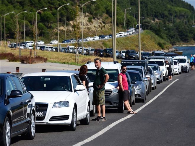 Çanakkale´de Feribot Kuyruğu Gece Başladı, Sabah 5 Km´yi Buldu