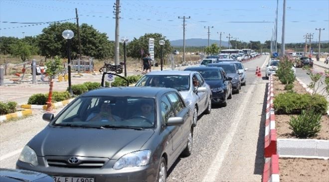 Tatil Cenneti Bozcaada´da 8 Kilometrelik Araç Kuyruğu