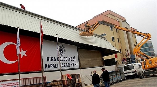 Biga Kapalı Pazaryeri´nin Çatısının Sökümü Başladı