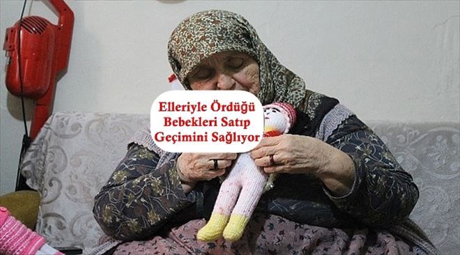 Elleriyle Ördüğü Bebekleri Satıp Geçimini Sağlıyor