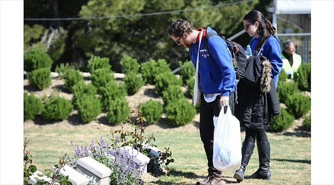 Avustralyalılar Dedelerinin Mezarında