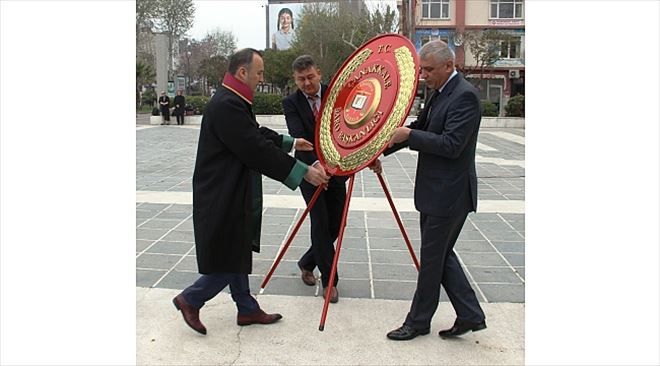 Avukatlardan Atatürk Anıtı´na Çelenk