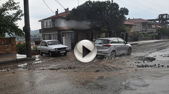 Ayvacık´ta Şiddetli Yağış Sürücülere Zor Anlar Yaşattı