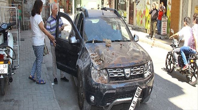 Depremde, Eski Binadan Kopan Parça Otomobilin Üzerine Düştü...