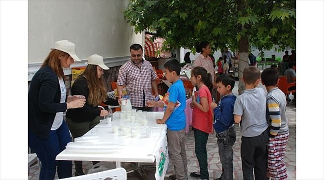 Kitap Fuarında Öğrencilere Süt İkramı