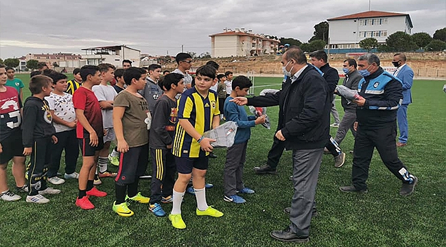 GEYİKLİ BELEDİYESPOR'A FORMA VE EŞOFMAN DESTEĞİ