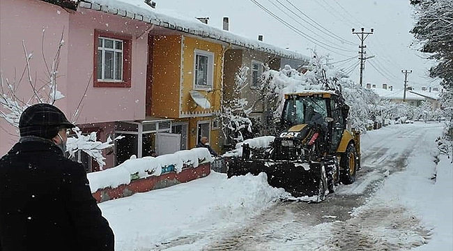 "PERSONELİMİZ KARLA MÜCADELE ÇALIŞMALARINI SABAHLARA KADAR ARALIKSIZ SÜRDÜRDÜ"