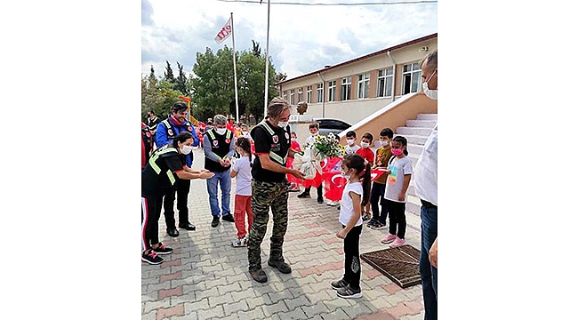 MOTOSİKLET KULÜBÜ ÜYELERİNDEN OKULLARA KİTAP BAĞIŞI KAMPANYASI