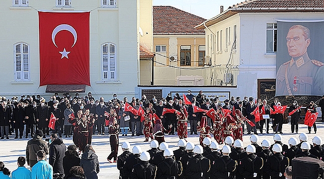 ÇANAKKALE DENİZ ZAFERİ'NİN 107. YILDÖNÜMÜ AÇILIŞ TÖRENİ KALE-İ SULTANİYE' DE GERÇEKLEŞTİRİLDİ