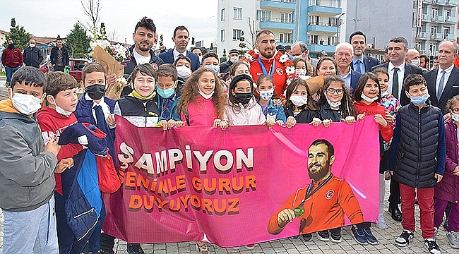 ''AVRUPA ŞAMPİYONU GÜREŞÇİMİZİ COŞKUYLA KARŞILADIK''