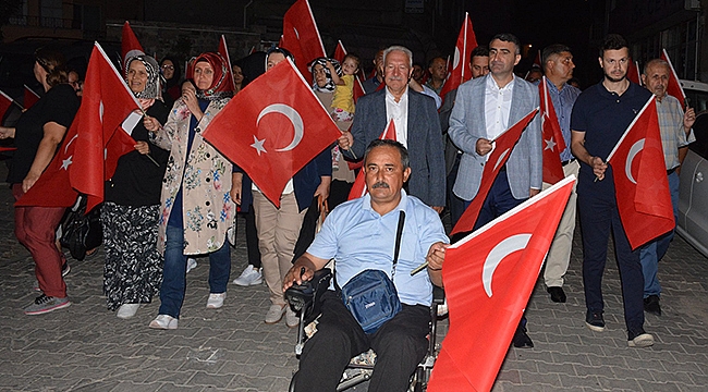 LAPSEKİ'DE 15 TEMMUZ RUHU YENİDEN YAŞATILDI