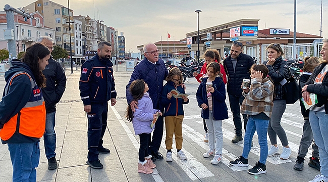 AFAD EKİPLERİ İSKELE MEYDANI'NDA BİLGİLENDİRME YAPTI