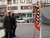 CHP'li Kadınlar Çelenk Koydu Ve Karanfil Dağıttı.